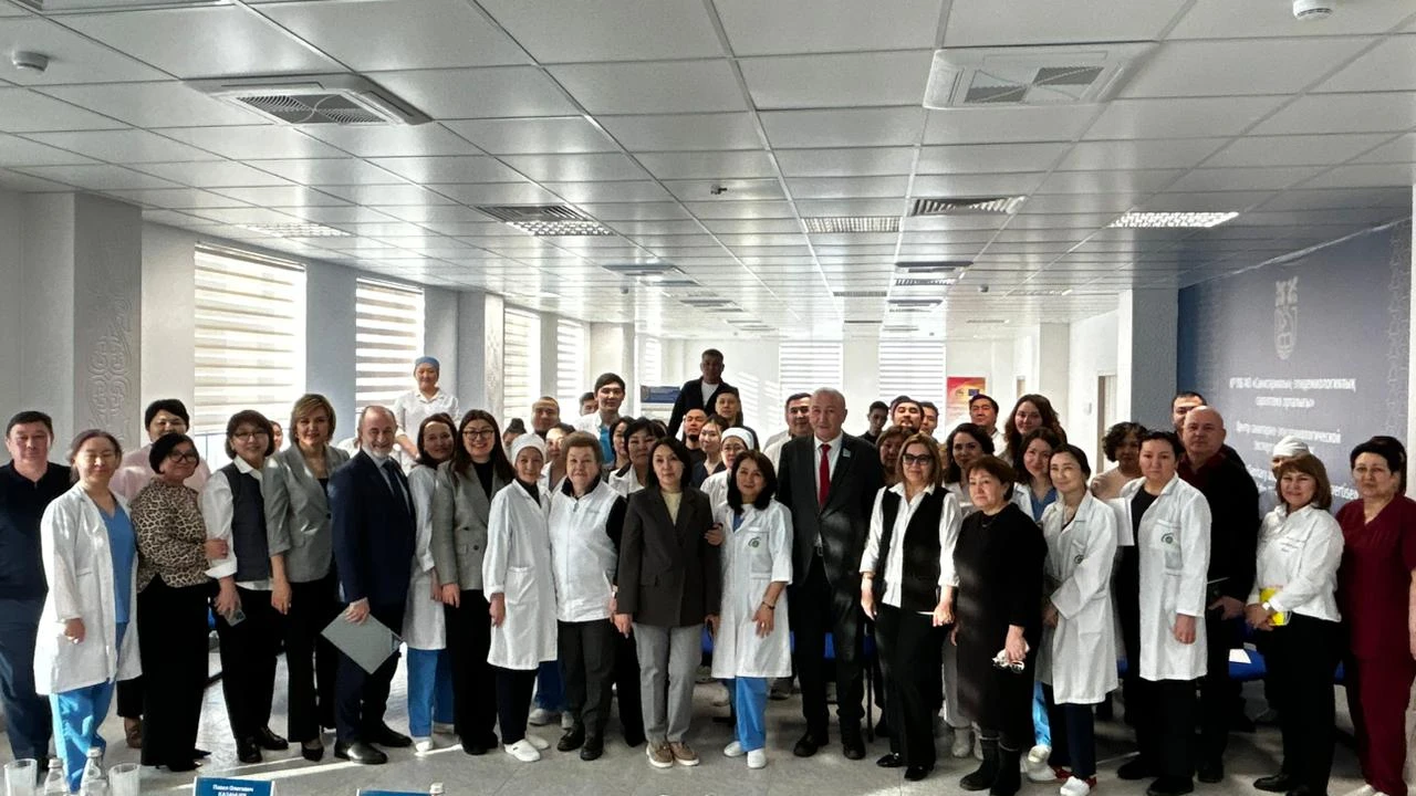 Жалпыұлттық «Әділетті және прогрессивті Қазақстанның халықтық Конституциясы үшін» коалициясының өкілдері Санитариялық-эпидемиологиялық сараптама орталығының ұжымымен кездесу өткізді. 