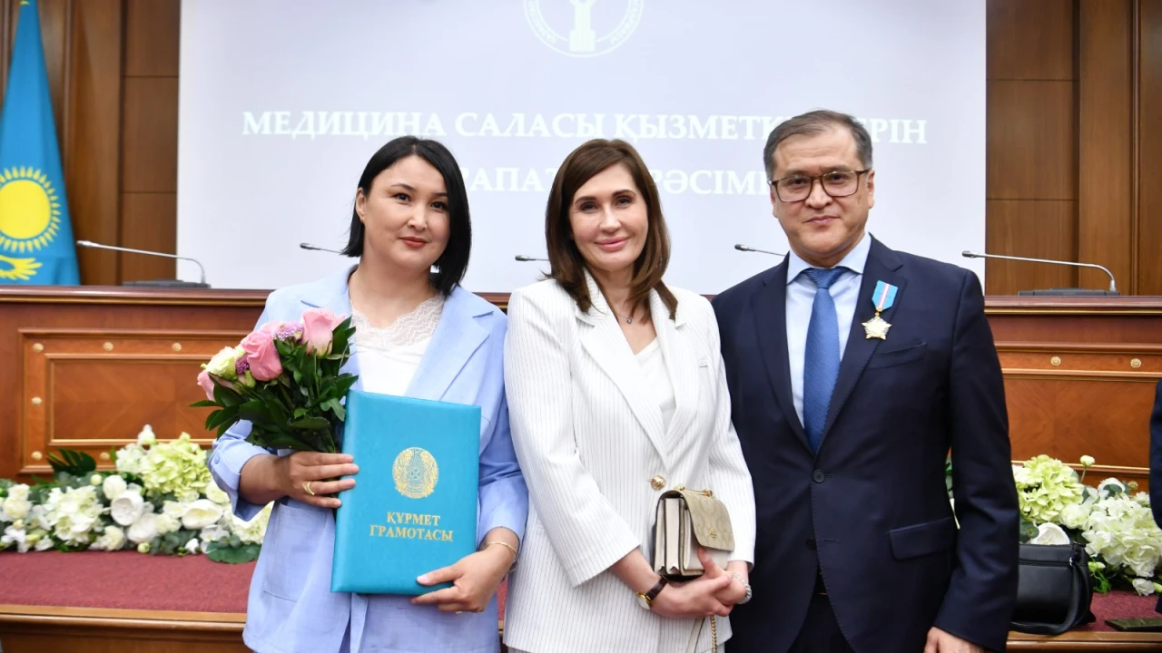 Сотрудница ЦСЭЭ МЦ УДП РК удостоена Құрмет грамотасы ко Дню медицинского работника 