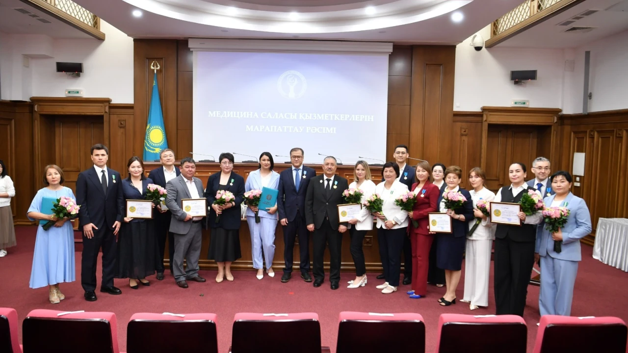 Сотрудница ЦСЭЭ МЦ УДП РК удостоена Құрмет грамотасы ко Дню медицинского работника 
